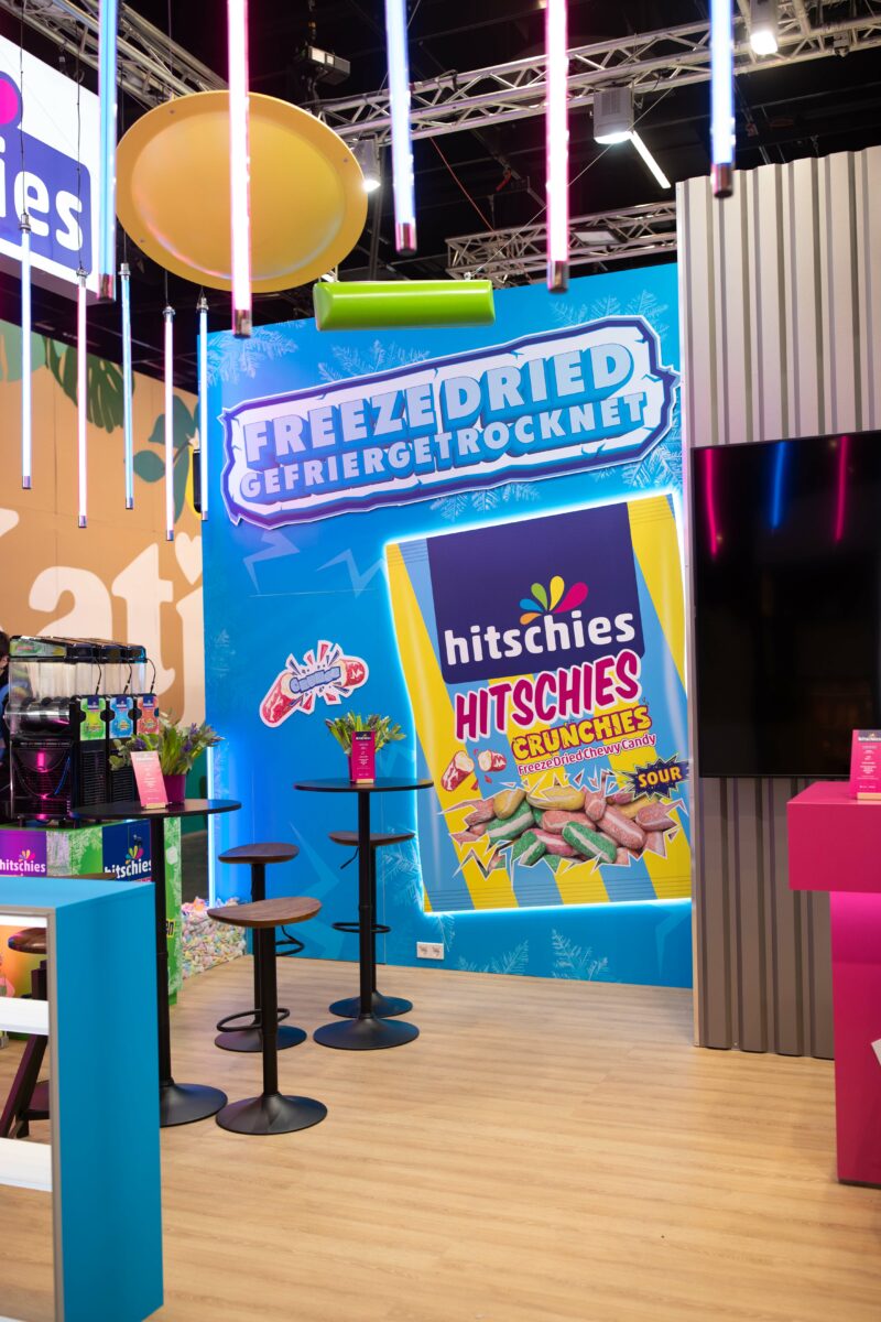 Messestandfotografie des HITSCHIES Messestandes zur ISM 2025 in Köln