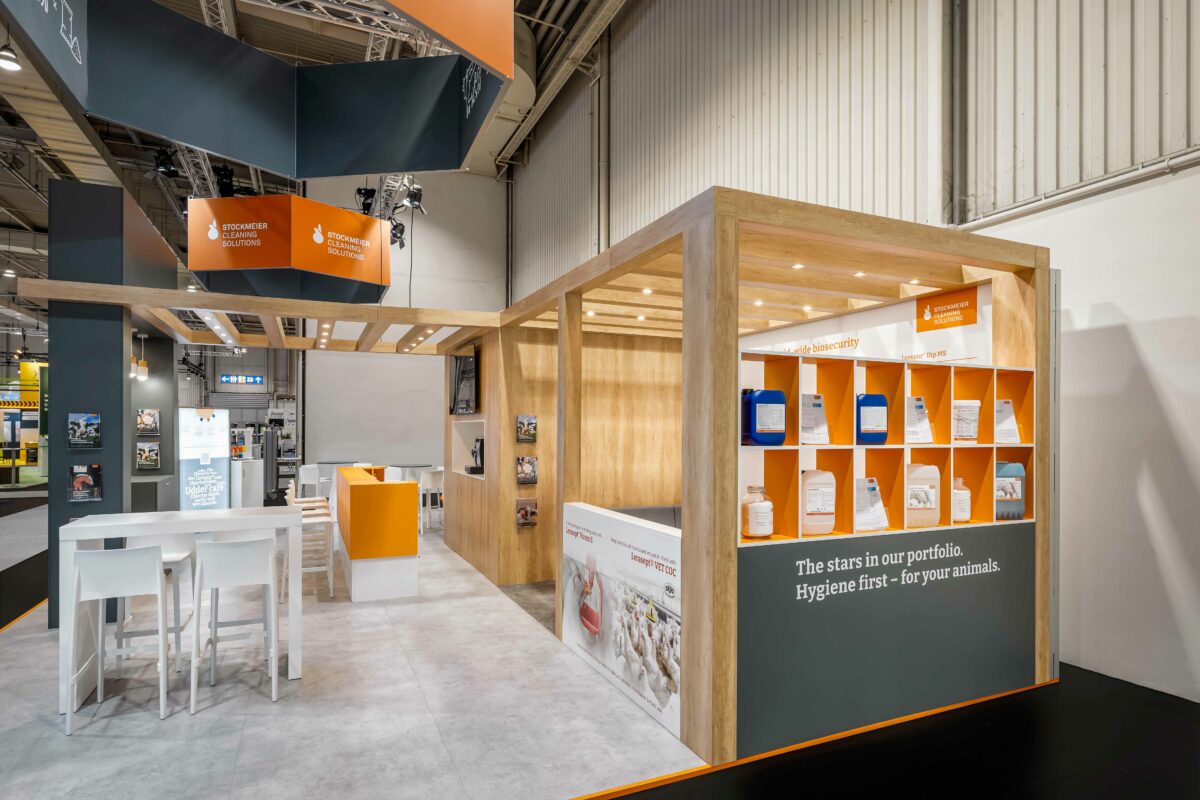 Messestandfotografie des Stockmeier Messestandes zur EuroTier 2024 in Hannover Messebau Viavend